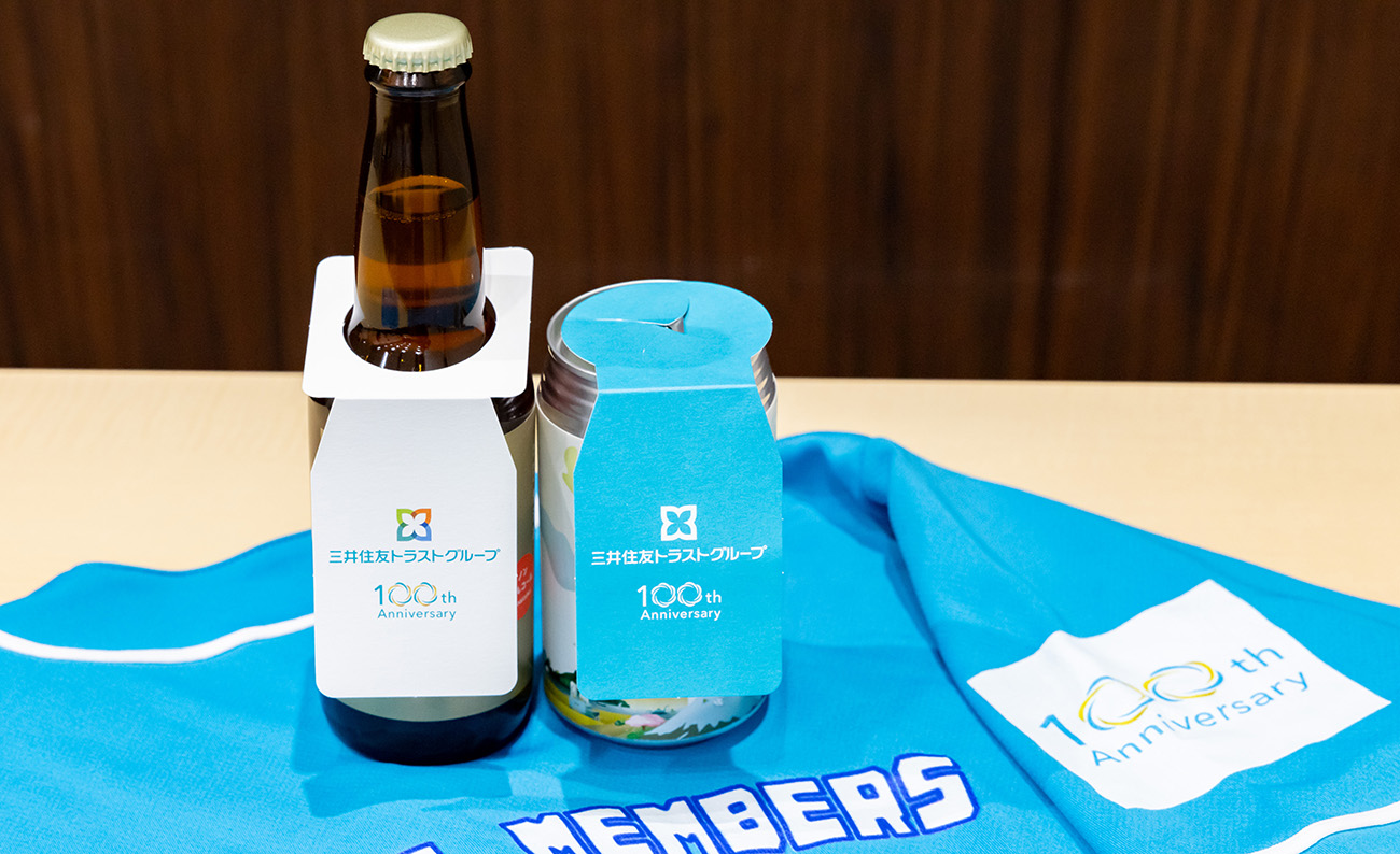 当日会場で配布されたドリンク。首掛けはアイデアへの投票用紙として活用した