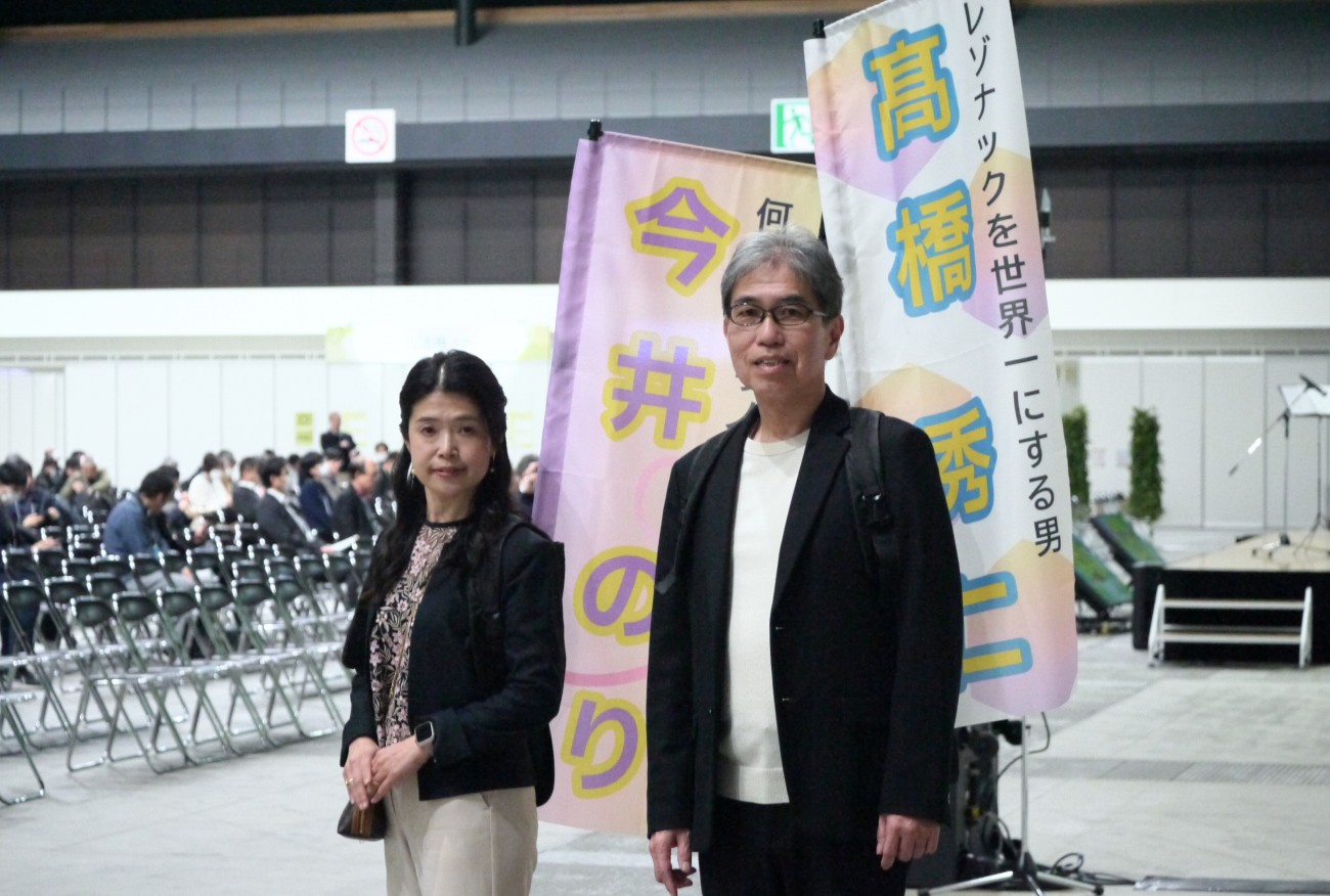 のぼりを掲げて歩く経営陣はとても目立っていた。左から今井のり氏、髙橋秀仁氏