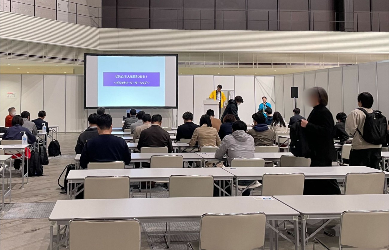 ステージはパーティションで区切られており個室のような設計。写真はリーダーシップステージの中