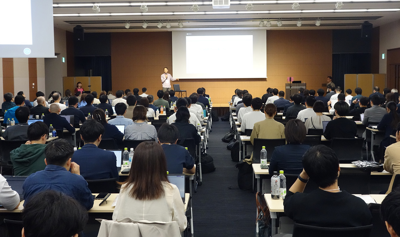 9時間の長いイベントにもかかわらず、大勢の参加者が真剣に話に耳を傾けた