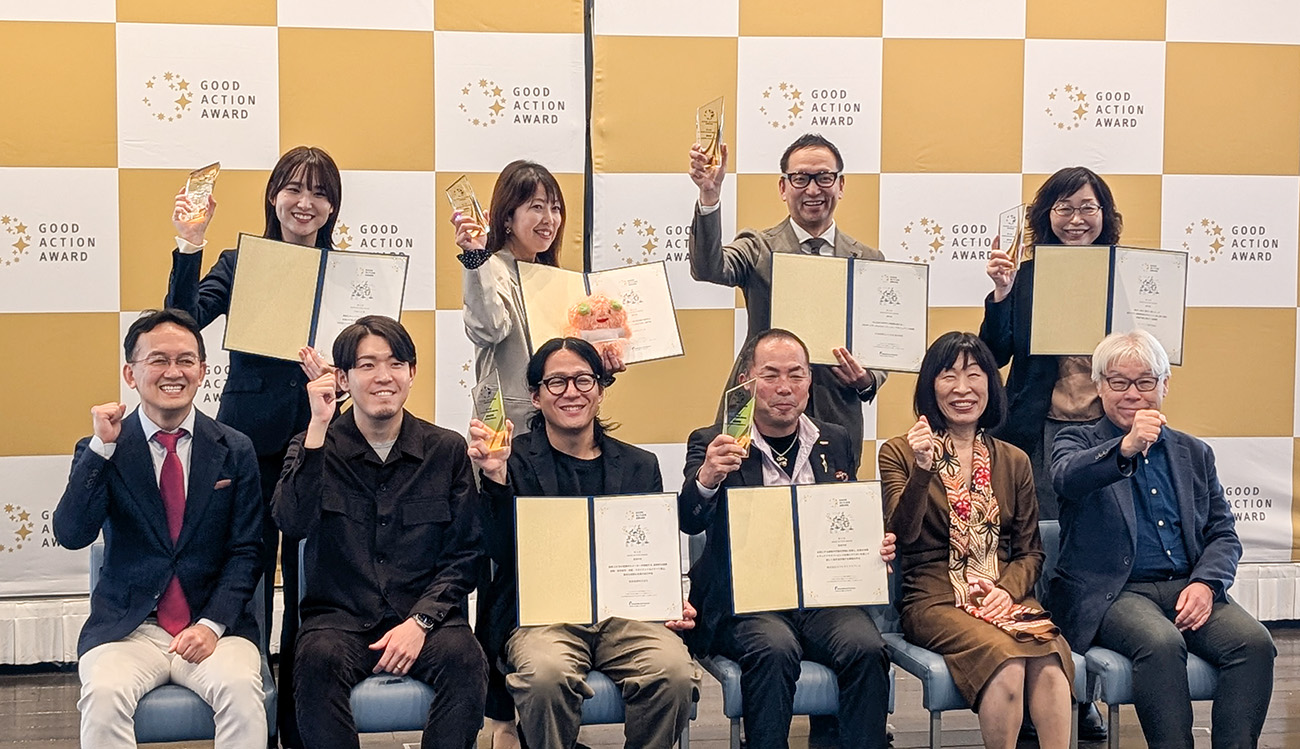 審査員と表彰された企業の代表者