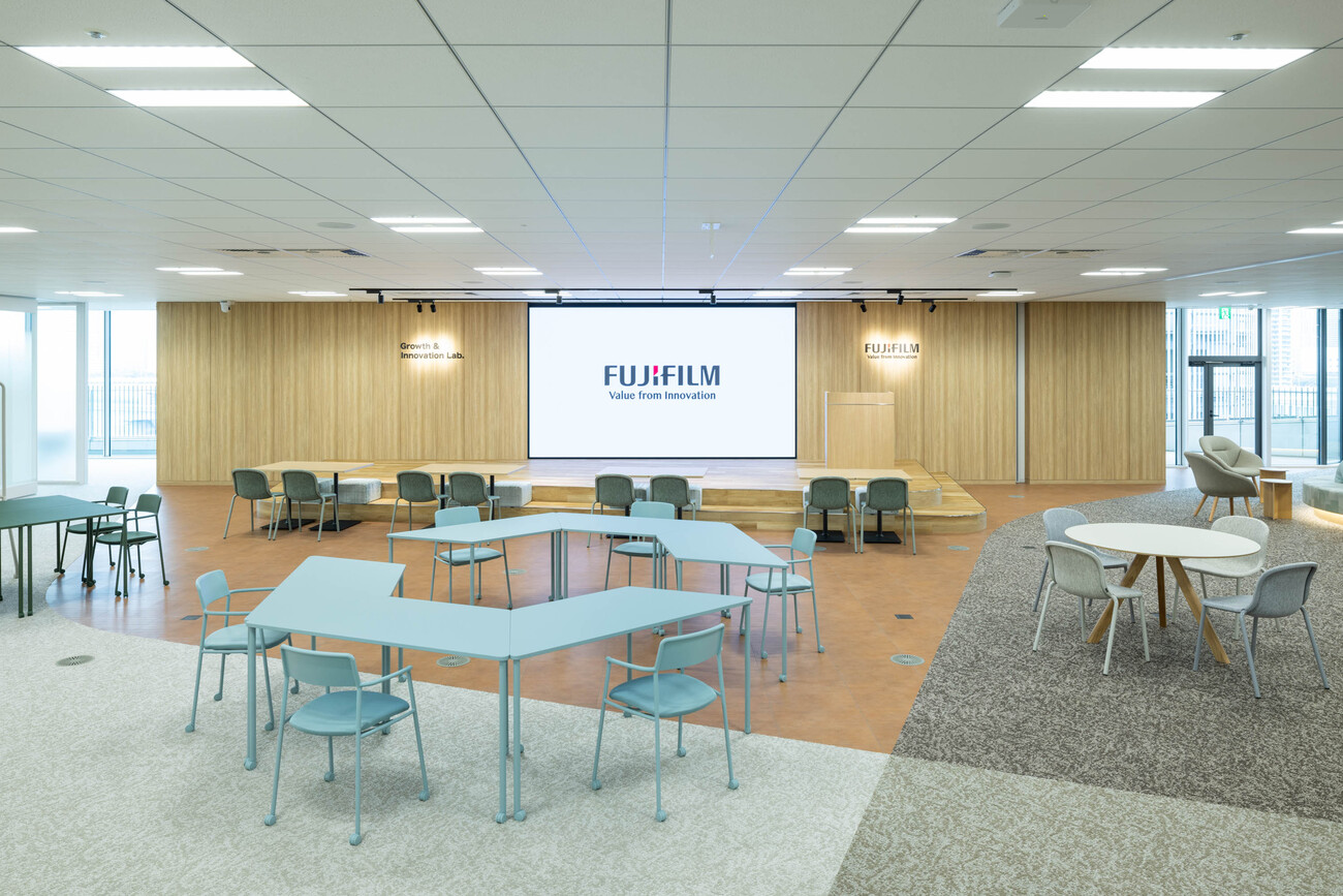 高さを抑え、登壇者と参加者の距離を近づけたステージと近い演台