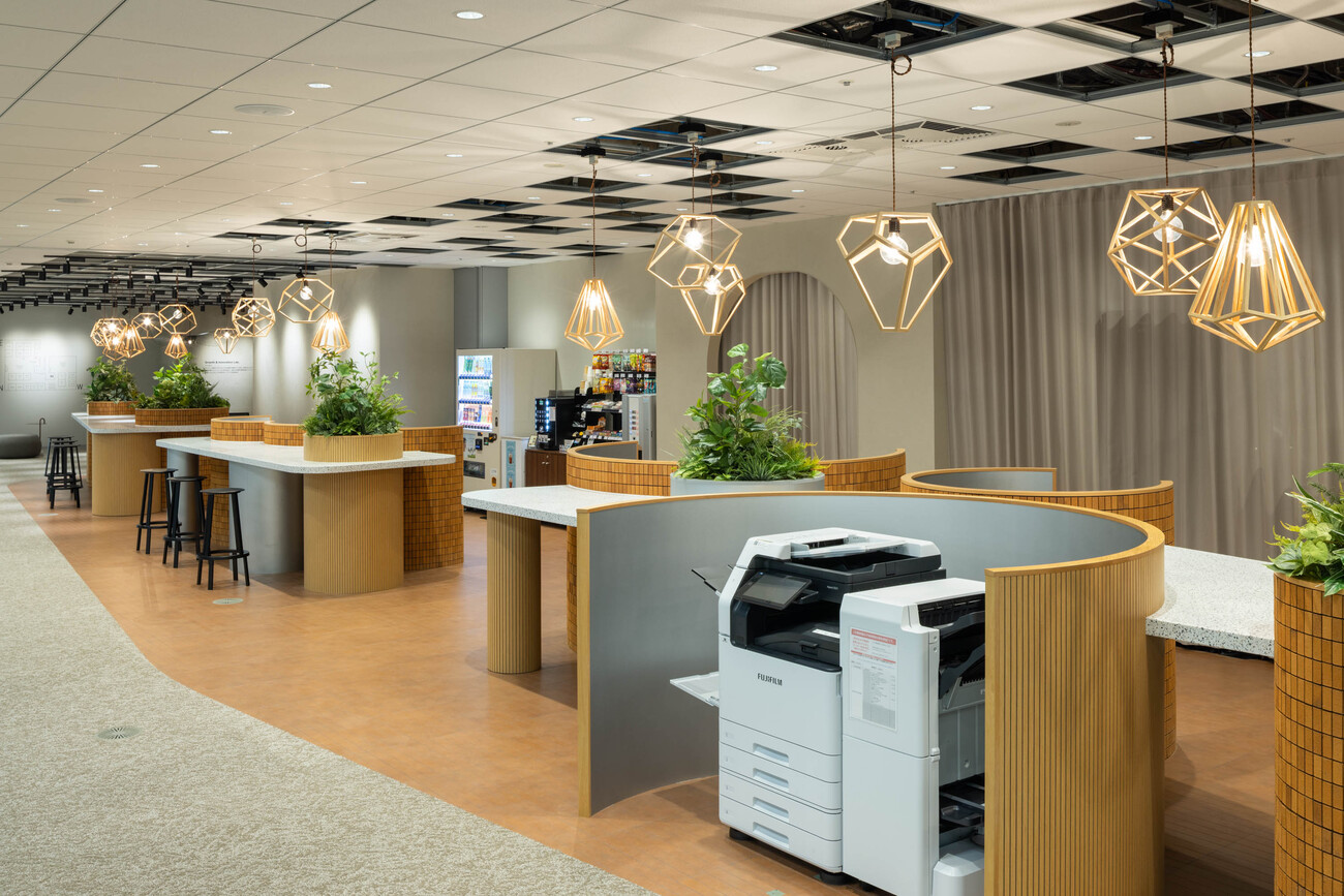 自動販売機や複合機などの共用ファシリティを集約し、自然と人が集まるマグネットエリア